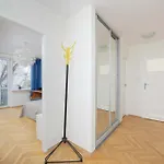 Jasny Apartament Z Dwoma Sypialniami I Biurkiem By Noclegi Renters