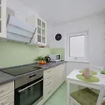 Jasny Apartament Z Dwoma Sypialniami I Biurkiem By Noclegi Renters