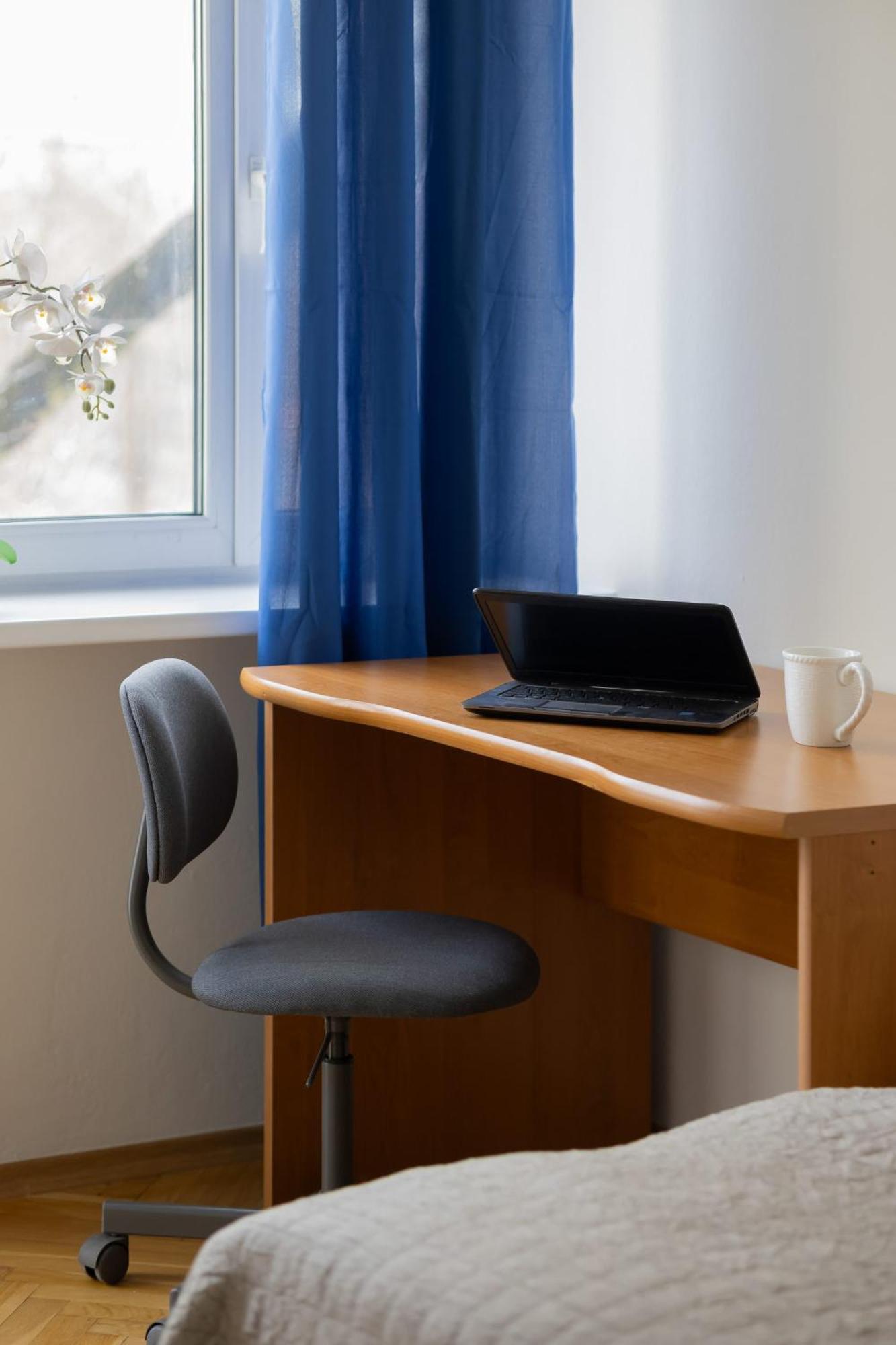 Jasny Z Dwoma Sypialniami I Biurkiem By Renters