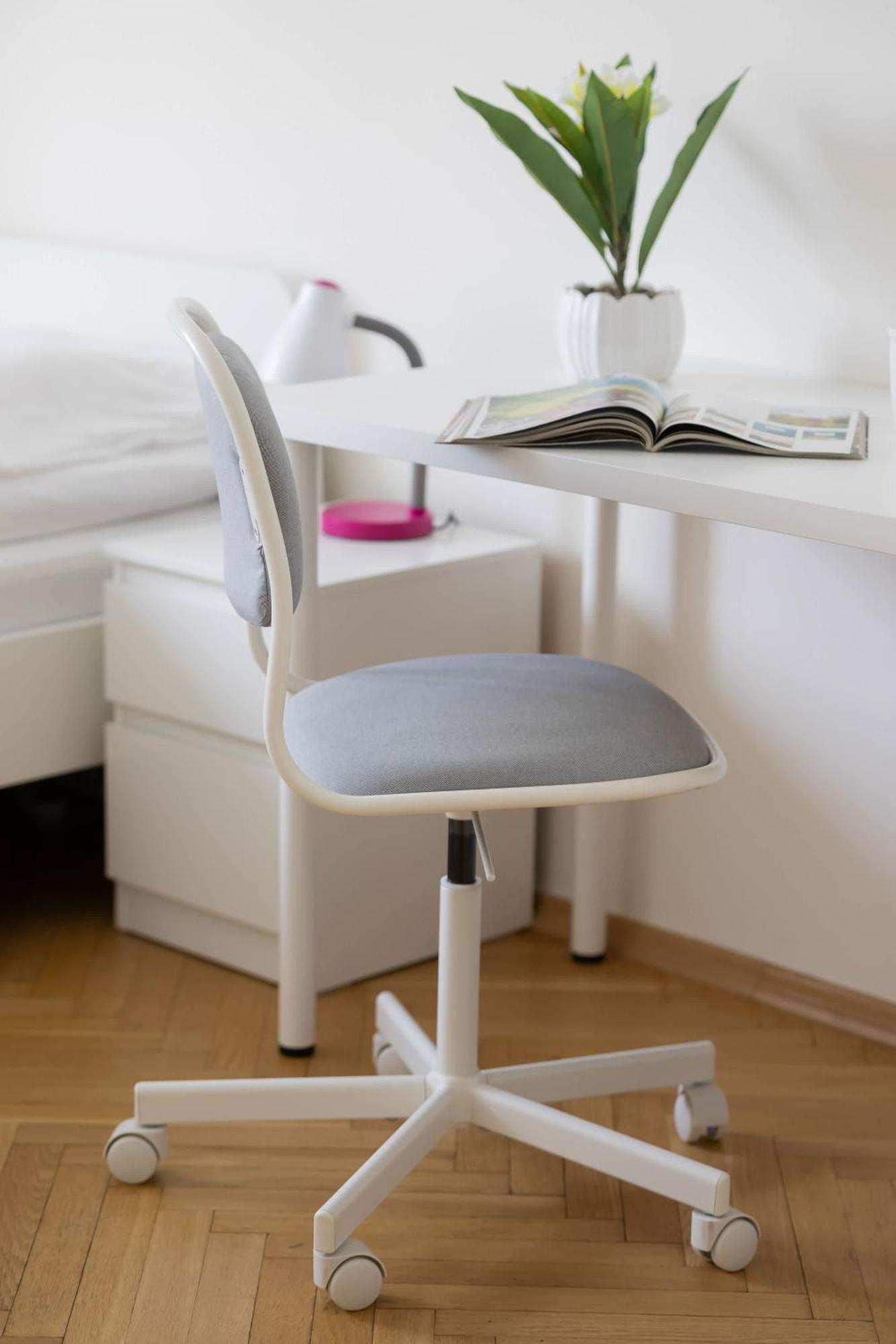 Jasny Z Dwoma Sypialniami I Biurkiem By Renters Apartment Warsaw