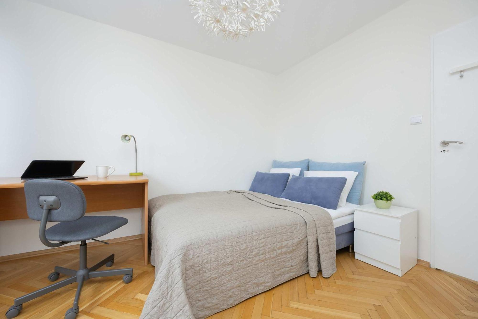 Apartament Jasny Z Dwoma Sypialniami I Biurkiem By Renters