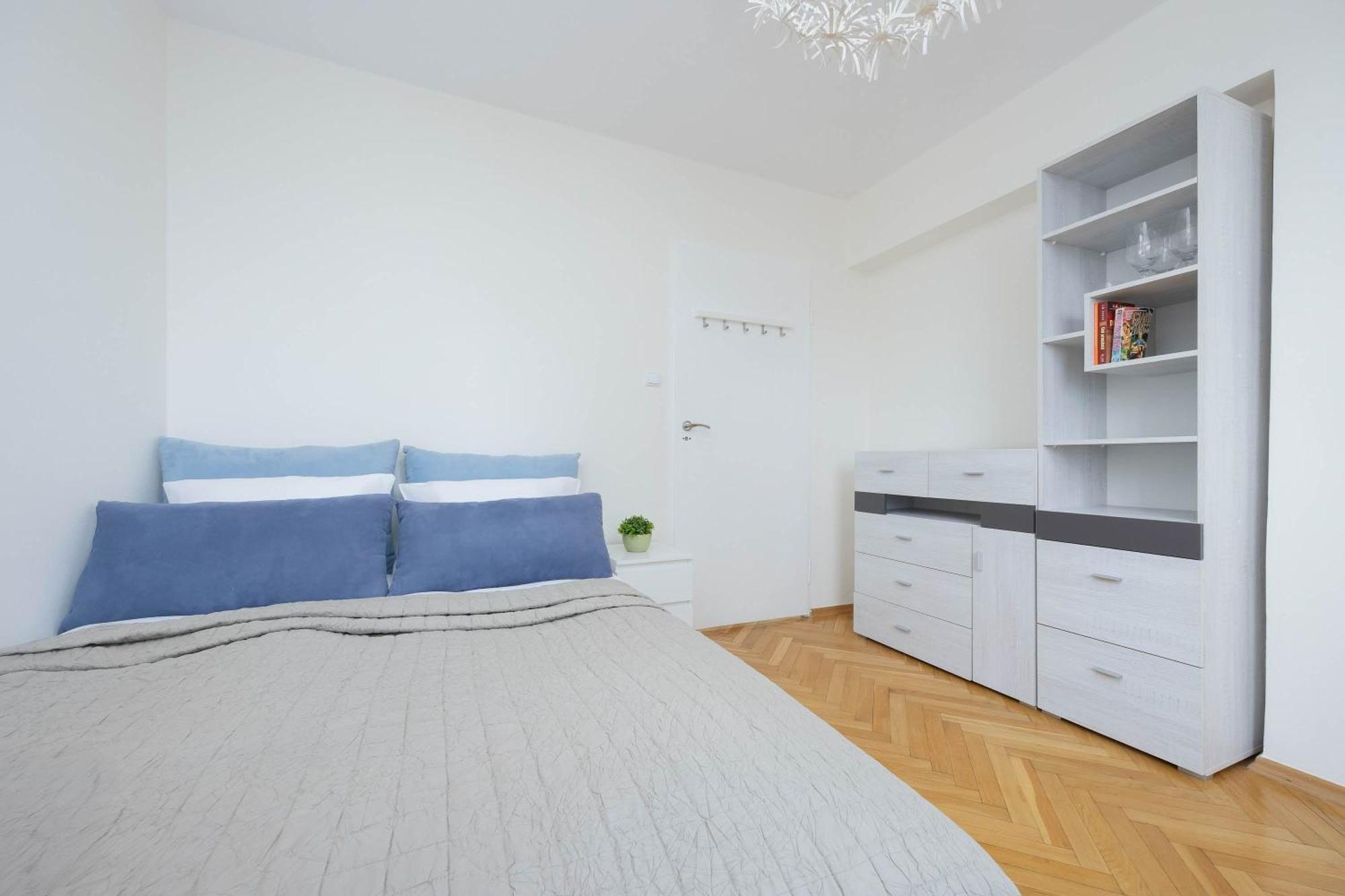 Jasny Z Dwoma Sypialniami I Biurkiem By Renters *