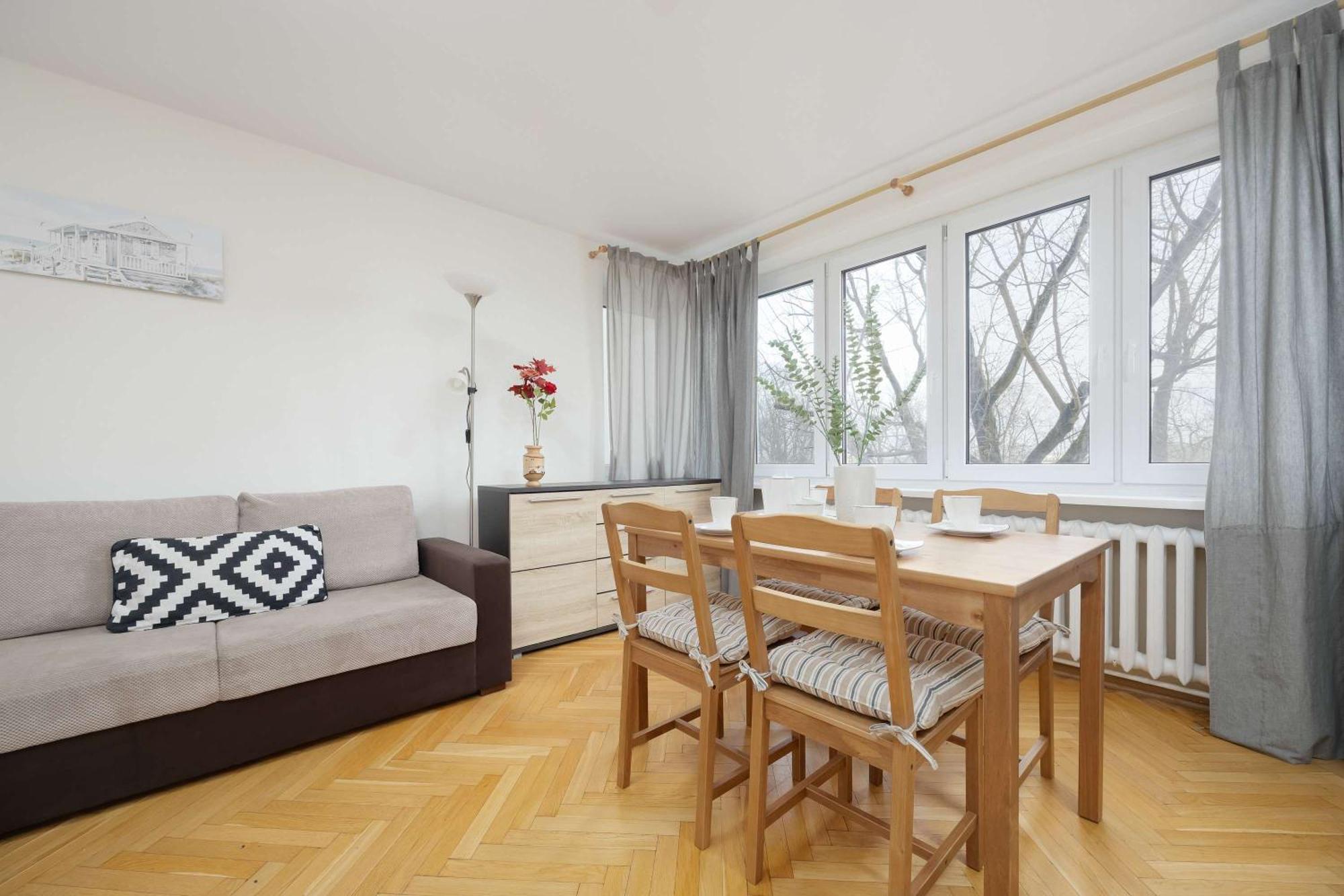 Jasny Z Dwoma Sypialniami I Biurkiem By Renters Apartament