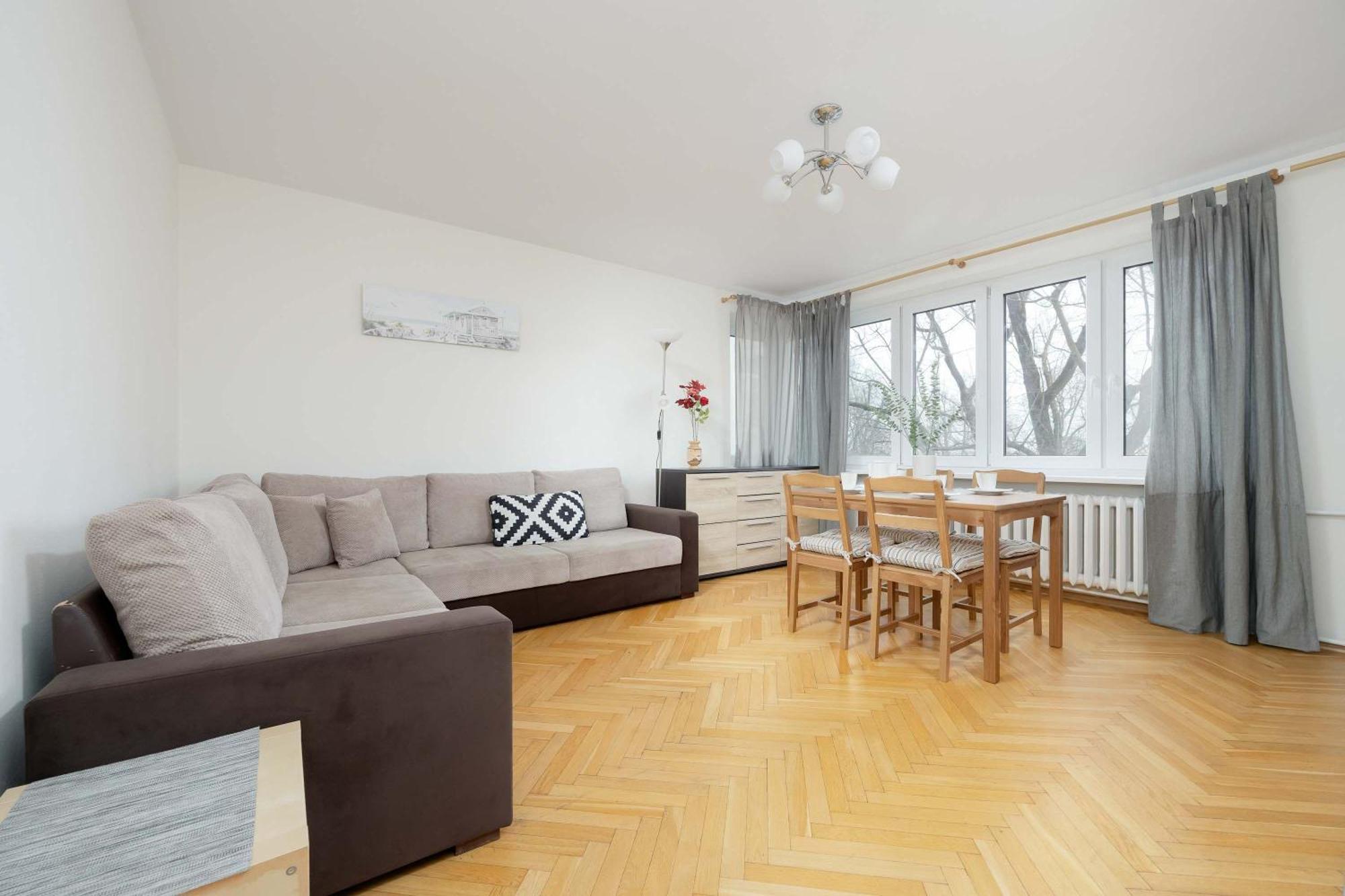 Apartament Jasny Z Dwoma Sypialniami I Biurkiem By Renters