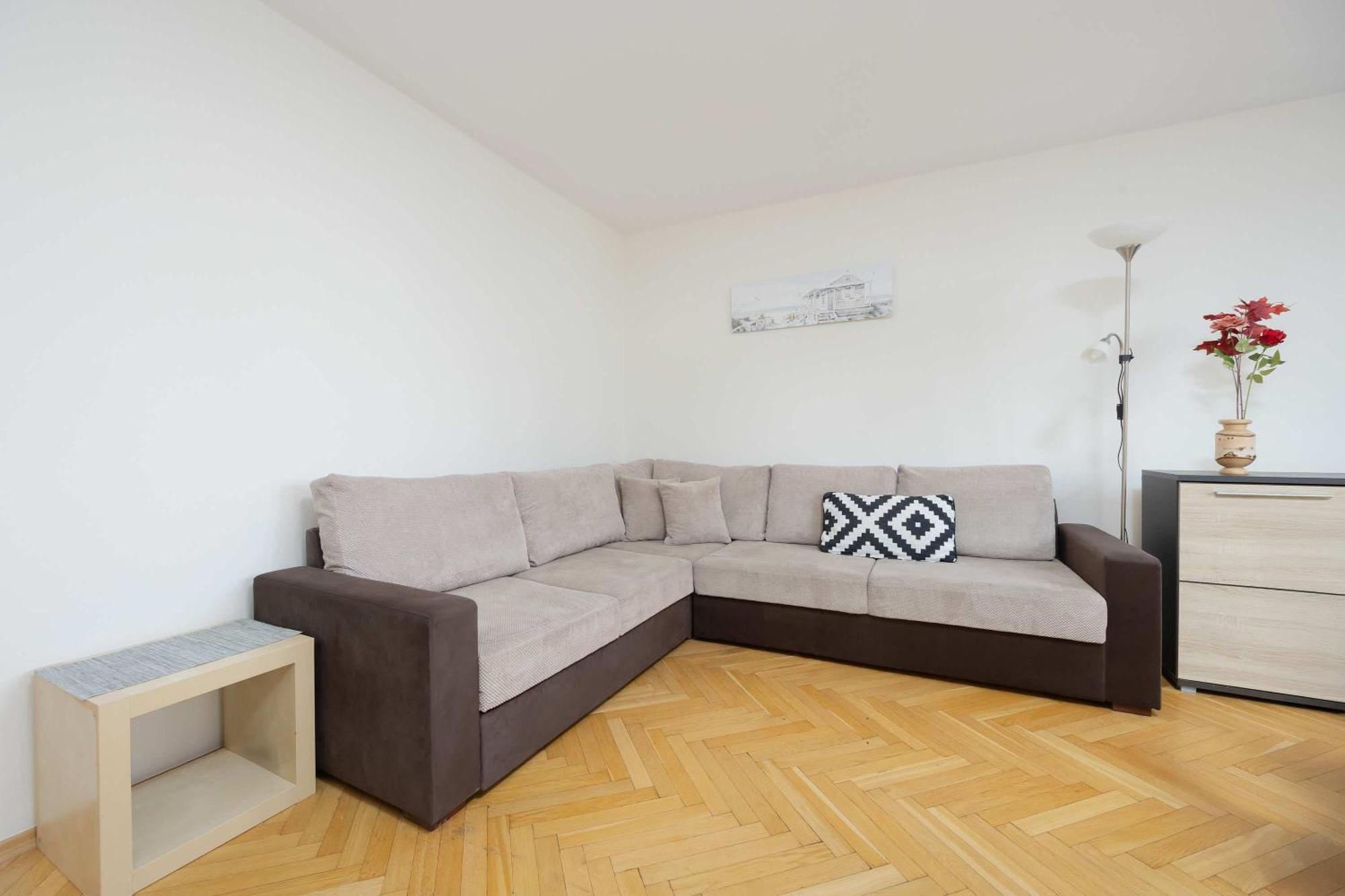 Jasny Z Dwoma Sypialniami I Biurkiem By Renters Apartament
