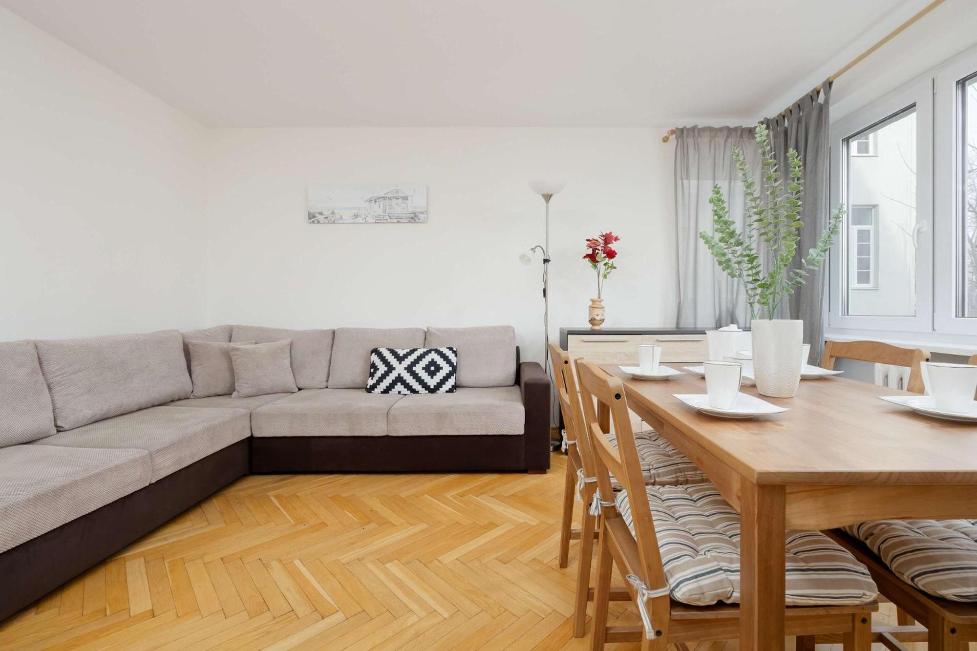 Apartament Jasny Z Dwoma Sypialniami I Biurkiem By Renters