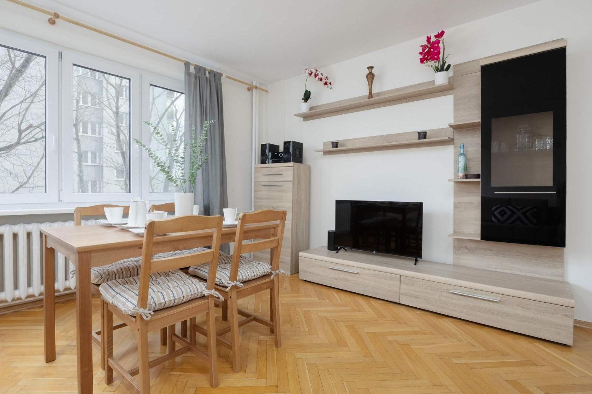 Jasny Z Dwoma Sypialniami I Biurkiem By Renters